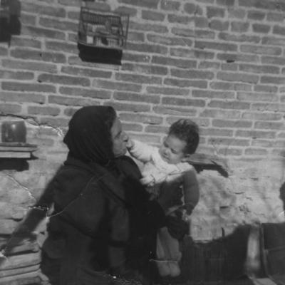 Abuela Cruz Con Nieto