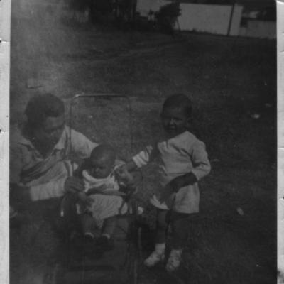 Abuela Cruz Con Nietos 2