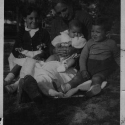 Abuela Cruz Con Nietos